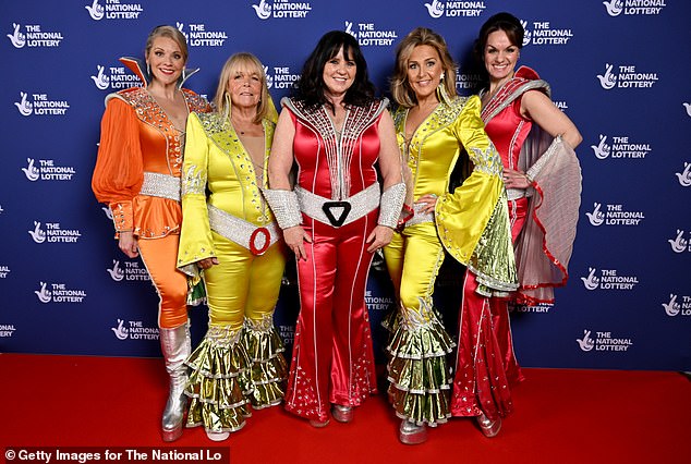 1733364327 455 Loose Women stars Coleen Nolan and Linda Robson dress up