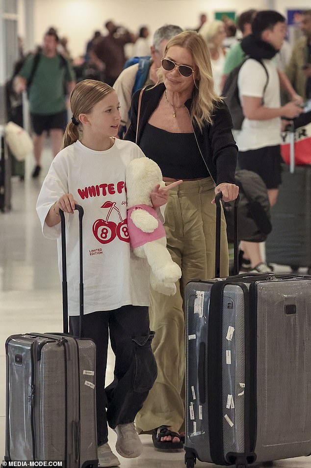 Sonia embodied casual elegance as she walked through the bustling departure lounge with her long-term partner, Craig, and their nine-year-old daughter, Maggie.