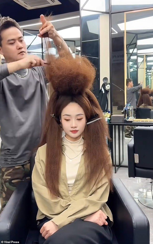 He sectioned Jiu's hair before proceeding to comb the center of her crown into a large ball of tangled hair.