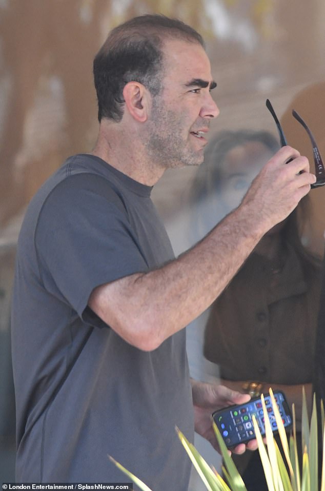 Sampras, who retired from football in 2003, was easier to recognize without sunglasses.