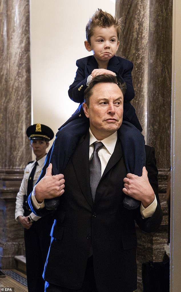 Elon, dressed in a suit, was photographed arriving at the meeting with the young man sitting on his shoulders.