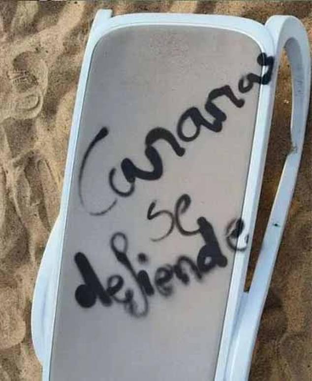 More than 230 sun loungers located on the beaches of Las Vistas and El Camisón, both in the south of the island, are vandalized