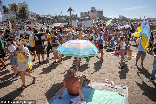 The tourists were attacked by a crowd of locals waving banners and furious at the current tourism model.