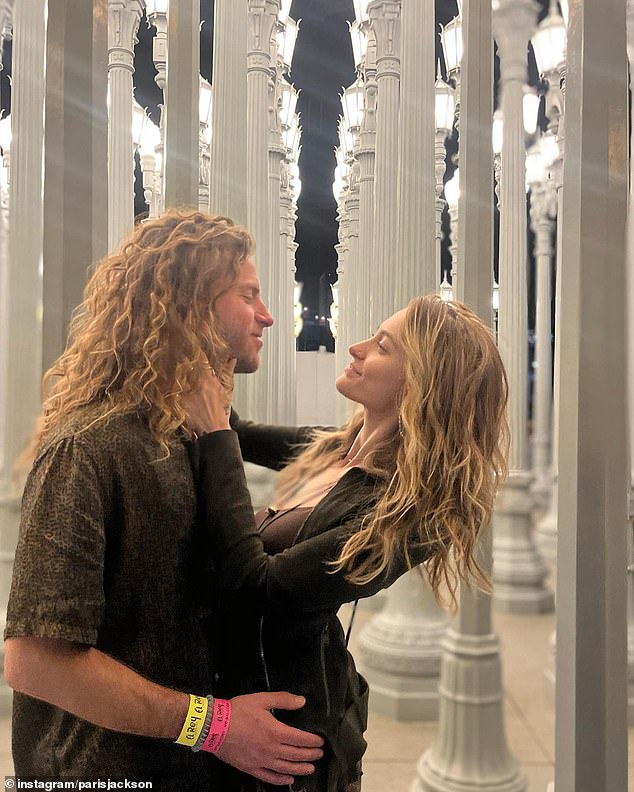 The couple also posed sweetly outside the Los Angeles County Museum of Art.