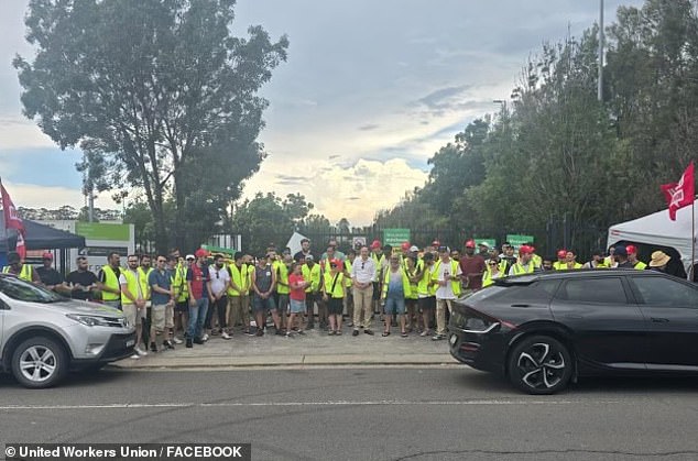 Union members on strike at Woolworths Erskine Park DC were visited this week by the community, family, fellow union members and politicians.