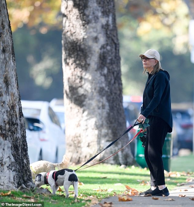 This is the actress Maud Adams, 79 years old. She was spotted leaving her home in Los Angeles this week in a cool, casual minimalist ensemble.