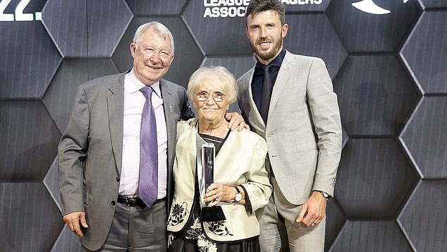 Phipps with Sir Alex Ferguson and Michael Carrick after winning his Service to Football Award