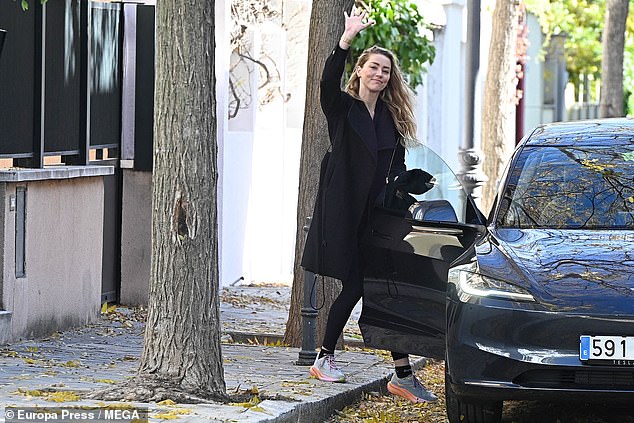 The Hollywood actress looked very cheerful as she smiled and waved as she got into a car to go for a run in El Retiro park.