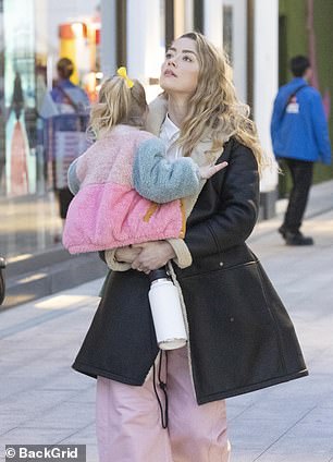 She and daughter Oonagh, three, seemed to be enjoying taking in the sights and sounds of the busy city with her little one as the holidays approach.