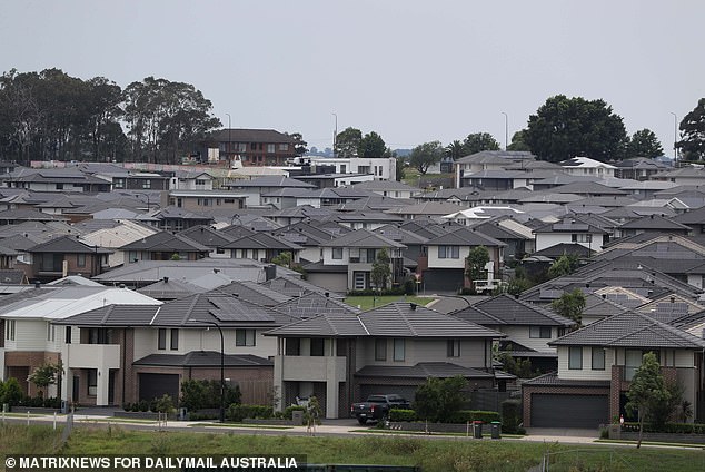 Box Hill is the type of development that Professor Pfautsch has criticized: a sea of ​​dark roofs and shadeless asphalt.