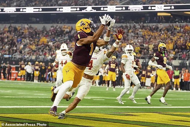 Arizona State wide receiver Xavier Guillory (1) catches a touchdown pass as Jeremiah Cooper, back, defends Iowa State defensive back in the second half of the Big 12 Conference championship NCAA college football game, in Arlington, Texas, Saturday, December 7, 2024 ( AP photo/Julio Cortez)