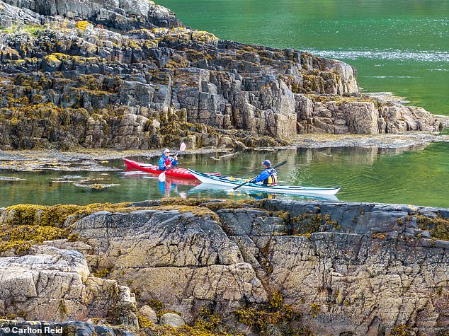 Lee gives rowing tips to Jude in Eilean na Creige Duibhe