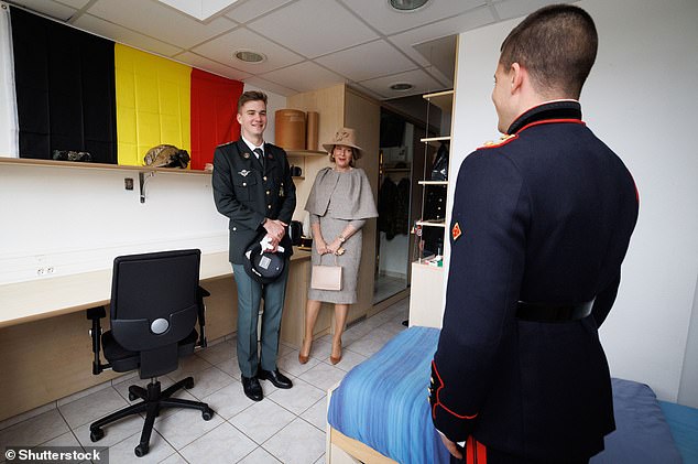 Gabriel and Mathilde checked the bed of one of the other students.