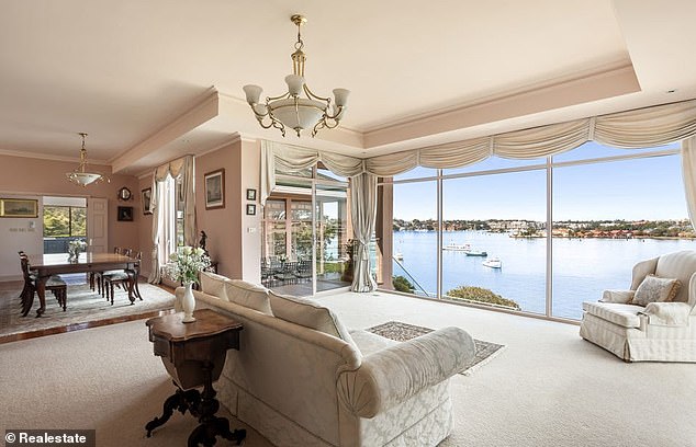 Located 9km from the CBD, this stunning platform offers stunning harbor views