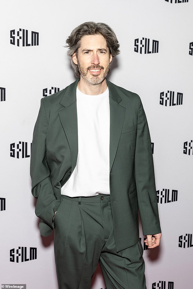 Jason Reitman preferred a gray and green suit, which he wore with a simple white sweatshirt. He was honored with the Nion McEvoy & Leslie Berriman Award for his storytelling.