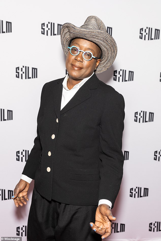 Another of the elegant looks of the night belonged to the actress and director of The Watermelon Woman, Cheryl Dunye. He wore a black jacket with contrasting white buttons, a braided cowboy hat, and striking blue-rimmed glasses.