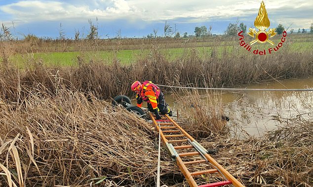 The firefighters managed to reach the car and open it with specialized equipment, where they discovered the body of the 44-year-old victim inside.