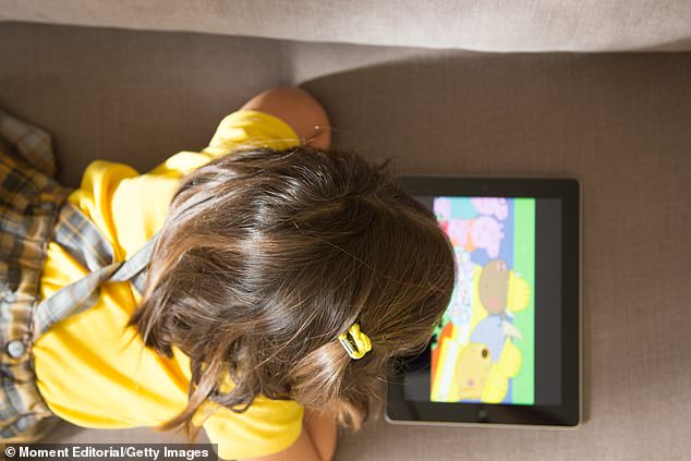 The politician stated that her own daughter does not believe that women can enter the transport sector, although she sees her mother working on the other side. In the photo: a girl watching Peppa Pig.