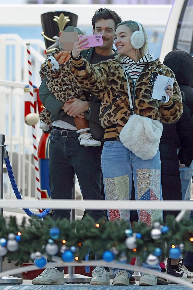 All eyes were on Roxy's diamond sparkler as she took selfies with Jack and Elsie.