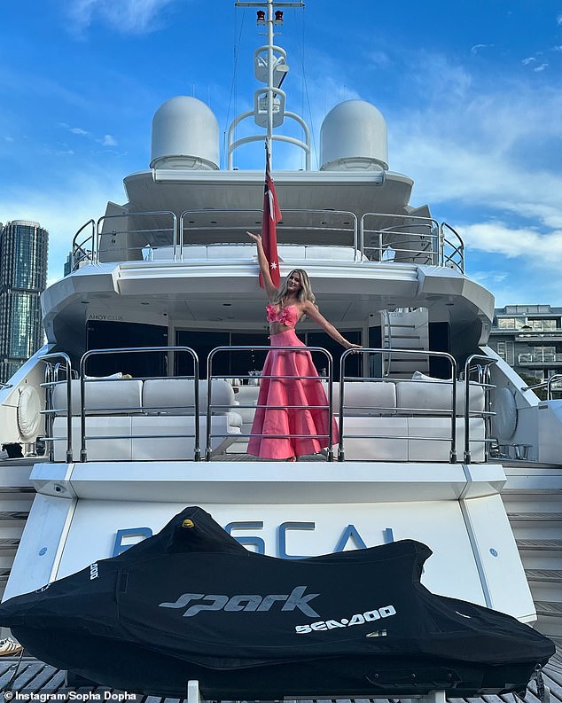 The beauty posed like a storm on the boat that took her through the port with her friends who dressed in white for the occasion, so the birthday girl stood out.