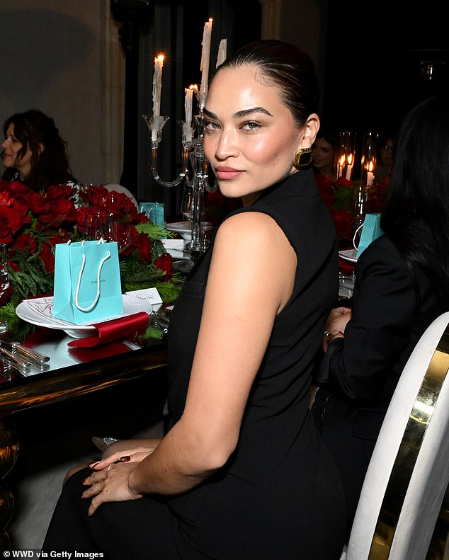 Shanina instantly shined at the event as she sat at her table, in front of a Tiffany jewelry bag, and looked over her shoulder.