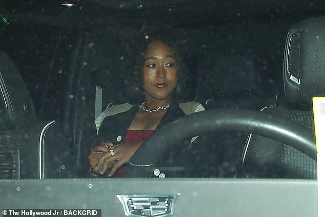 Osaka could be seen watching from the back seat as her driver handed over the cash.