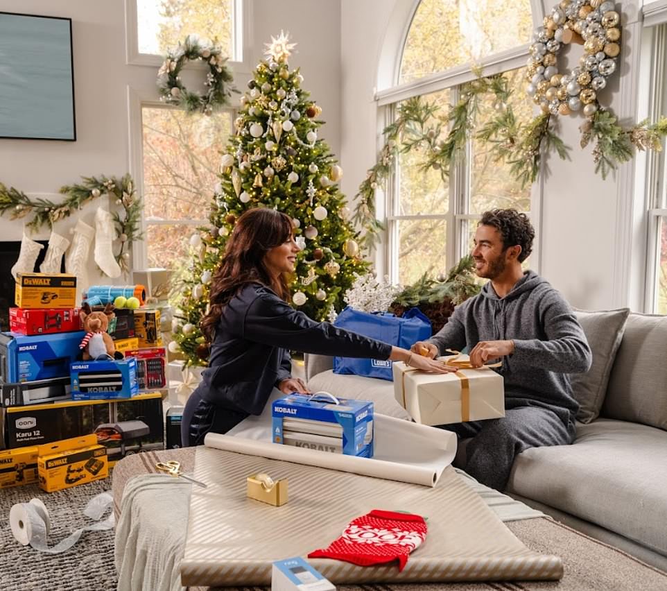 The 37-year-old singer and his 38-year-old wife of 15 years appeared to be in high spirits as they wrapped gifts for family members at Lowe's.