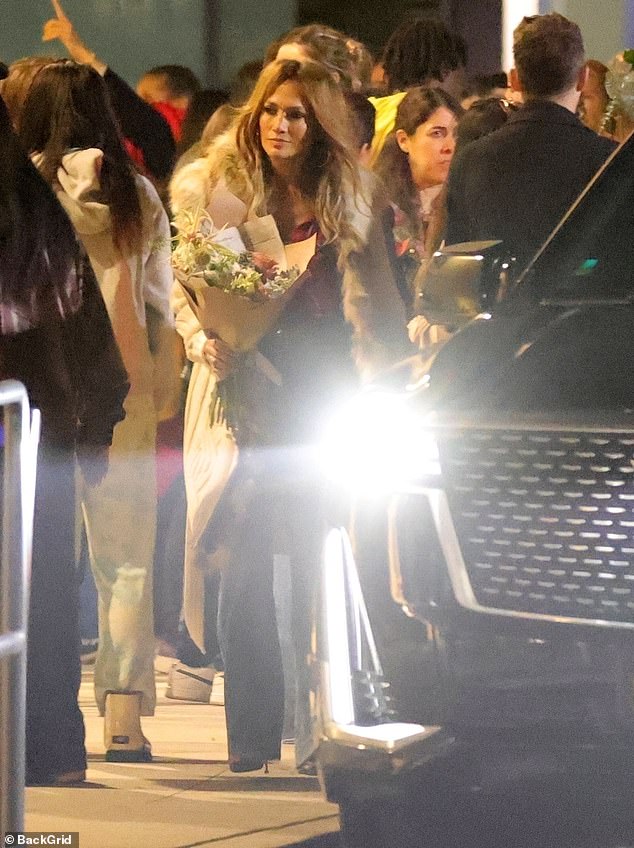 Lopez looked every inch the supportive mother as she waited to give Emme a beautiful bouquet of flowers.