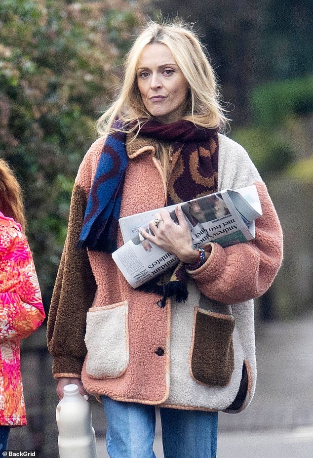 For the outing, the radio star was seen without her wedding ring as she carried her purchases wrapped in a brown and pink coat and a blue scarf.