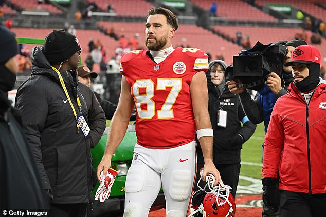 Travis Kelce and the Chiefs posted a 21-7 victory to move to 13-1 without Swift present