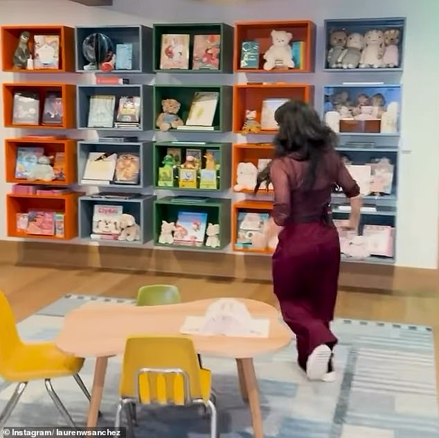 During the clip, Sánchez quickly ran to a shelf displaying children's books by Jennifer Aniston and Eva Méndez.