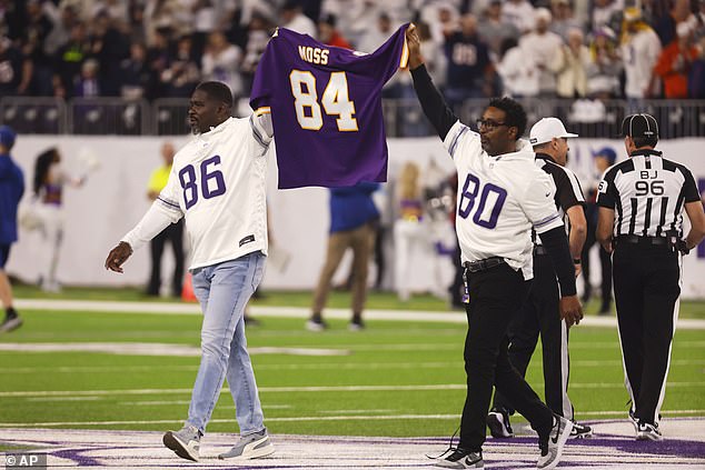 Jake Reed (L) and Cris Carter (R) brought Moss' jersey to the opening coin toss on Monday