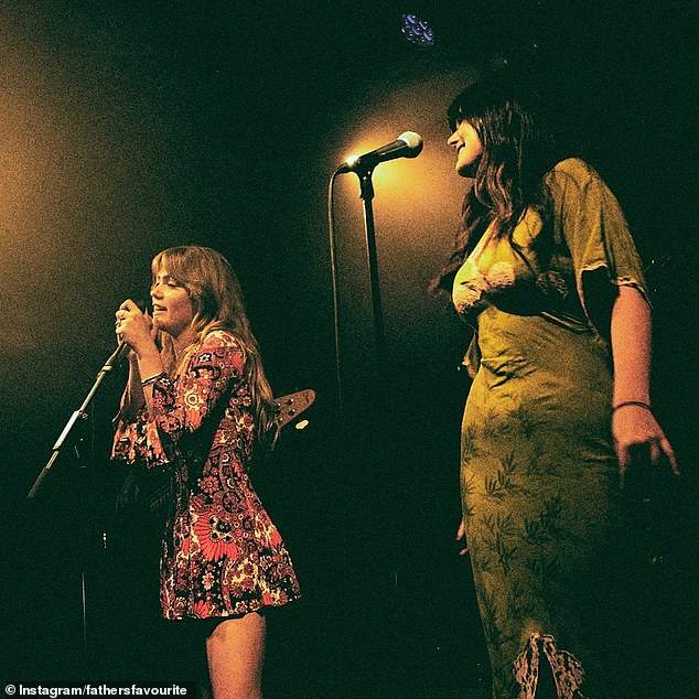 Mía formed a folk-rock duo with her friend Claudia Ros called Father's Favorite