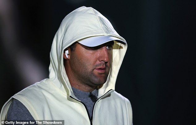 Scheffler, world number one, protects himself from the cold after temperatures drop on Tuesday