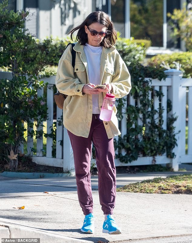 Foster wore bright blue sneakers to her exercise class.