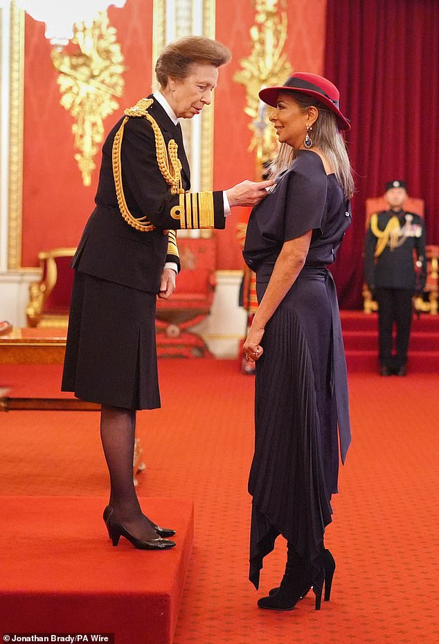 Shobna paired the dress with black suede heeled boots and a red and navy fedora hat.