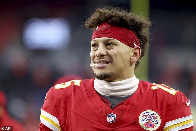 Mahomes suffered the injury on a high-low hit but is on track to play this weekend