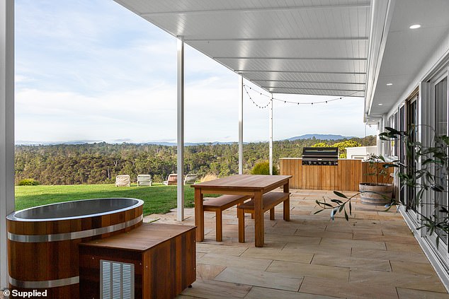 The feeling of space and luxury is also reflected in the outdoor living areas.