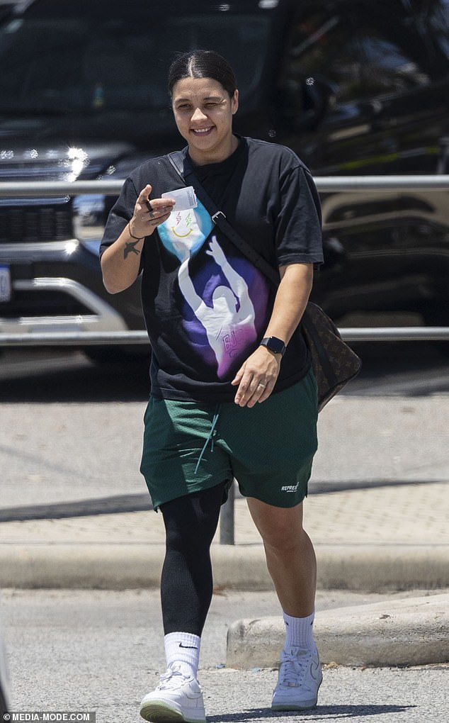 For her flight, Kerr, 31, wore an oversized basketball shirt, green basketball shorts and a black compression sleeve on her right leg, tending to the anterior cruciate ligament injury that will keep her out of the Chelsea club. the Women's Super League until February or March. 2025