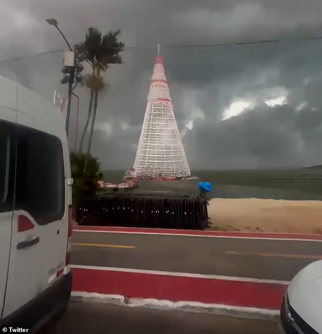 The mayor of Maricá announced that they will not proceed with the installation of another floating Christmas tree