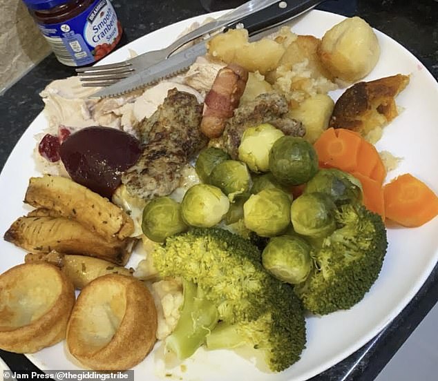 Tess said Christmas dinner doesn't have to cost a fortune - nine of them cost £25. They buy £10 worth of sliced ​​cold cuts, rather than a whole turkey, and £10 worth of vegetables, with £5 spent on pudding.