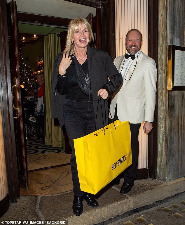 Looking chic, Zoe opted for an all-black ensemble as she adopted a chic rock star look in black jeans and a jacket.