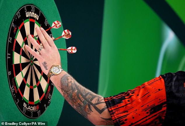 Smith's three-dart average was higher than Doets' and his doubles success rate was also better.