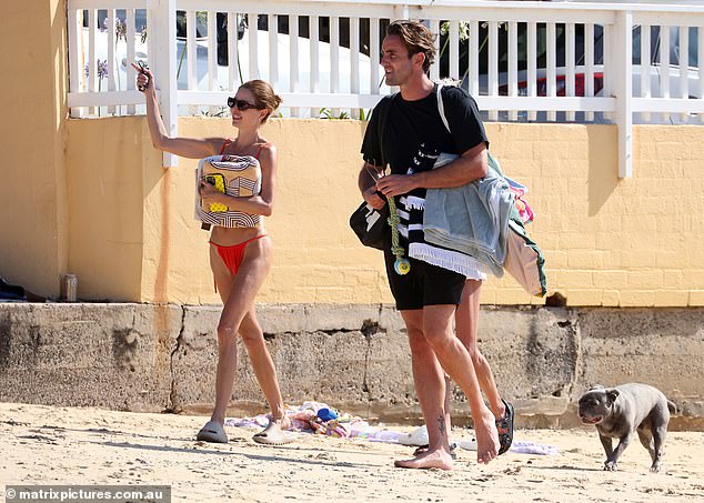 At an unexpected get-together on Tuesday, Max went to the beach with Dina and another friend, and our snapper was on hand to capture every moment.