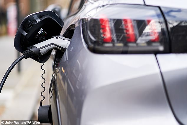 Electric cars must account for at least 22% of automakers' sales this year, a figure that will rise to 80% in 2030.