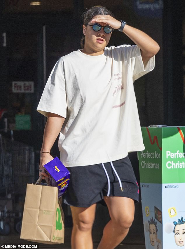 For the outing, Sam kept it casual in an oversized white T-shirt and black shorts, which she paired with a pair of black sandals.