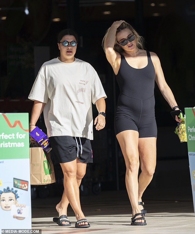 Sam was seen chatting eagerly with his partner Kristie, who showed off her burgeoning baby bump in a figure-hugging black jumpsuit.