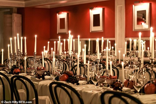 The table included a sea of ​​white candles and Christmas fruits, decorated to perfection and arranged like a vision.