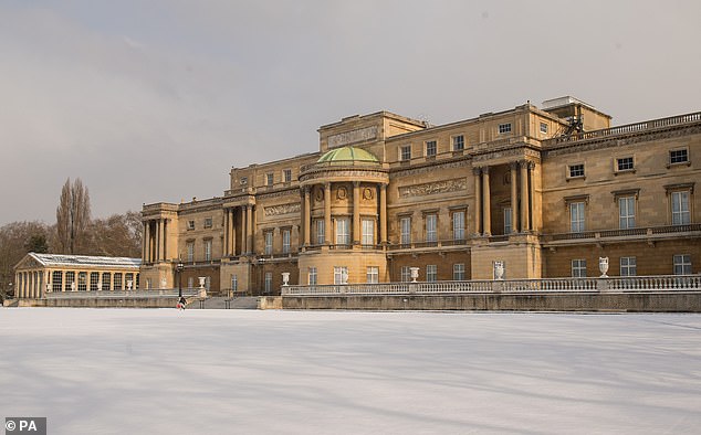 His Majesty distributes around 1,450 Christmas puddings to staff and former members. And also to the police officers who guard the doors of Buckingham Palace.