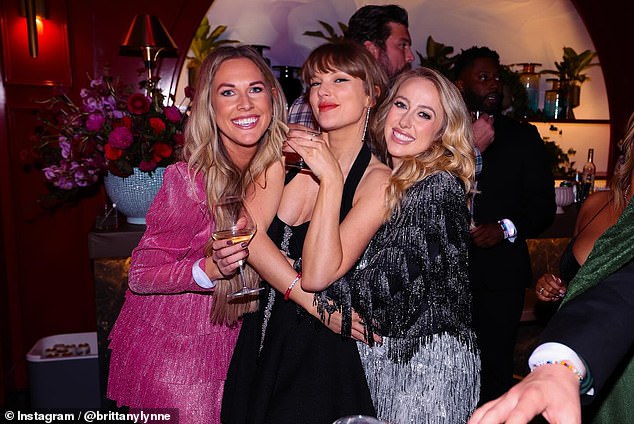 After friends of the couple shared photos from Swift's wrap party, eagle-eyed Swifties spotted a strange detail in some photos when she appeared to cover her ring finger with her pinky in the blink of an eye with Brittany Mahomes and Lyndsay Bell